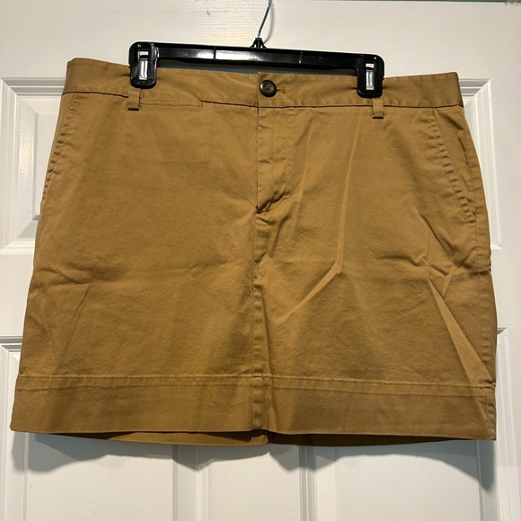 Cute short khaki skirt.  First two photos are more like the color. - Picture 1 of 5